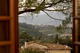 Elevada entre los pueblos de Antella y Grassina, la villa tiene vistas privilegiadas de Florencia y su Duomo. 