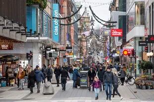 La gente pasea por la calle comercial Drottninggatan en el centro de Estocolmo 