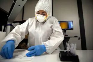 Gloria Valdez en el laboratorio, analizando muestras que fueron recolectadas en una escena del crimen