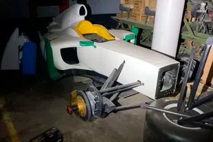 La carrocería de un automóvil de Fórmula 1, entre las reliquias encontradas en el sótano