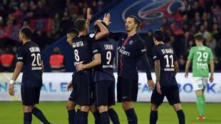 Con goles de Cavani y Motta el equipo parisino se impuso frente a St Etienne