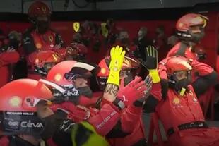 Miembros del equipo Ferrari, tras el abandono de Carlos Sainz
