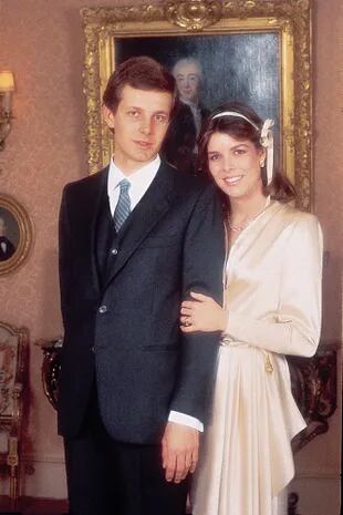 El 29 de diciembre de 1983, a seis meses de conocerse, Carolina y Stefano dieron el “sí, quiero” en una discreta ceremonia civil que tuvo lugar en palacio. No hubo boda religiosa porque pese a los intentos de Raniero el papa Juan Pablo II no consintió anular el primer casamiento