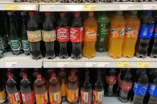 Una marca rusa presentó una nueva gama de refrescos que llegan a reemplazar a las marcas de Estados Unidos