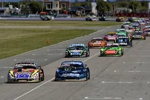 El relanzamiento de la carrera Final con Mariano Werner (Ford) y Agustín Canapino (Chevrolet), al frente del pelotón; un duelo de marcas y que entre los pilotos tiene una historia de 11 años