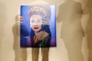 "Reinas reinantes: la reina Isabel II del Reino Unido", del artista estadounidense Andy Warhol, durante una sesión de fotos para promover la Temporada del Jubileo de Sotheby's, en el centro de Londres el 27 de mayo de 2022. (Photo by ADRIAN DENNIS / AFP) 