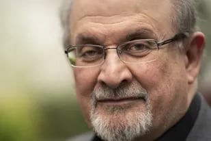 Salman Rushdie mejora y empezó a colaborar en la investigación sobre el ataque