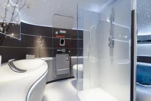 El tamaño del baño permite que haya una cabina de ducha de cristal