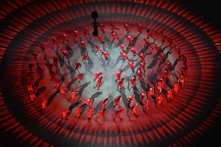 Los bailarines actúan durante la ceremonia de apertura de la Copa Mundial Qatar 2022 