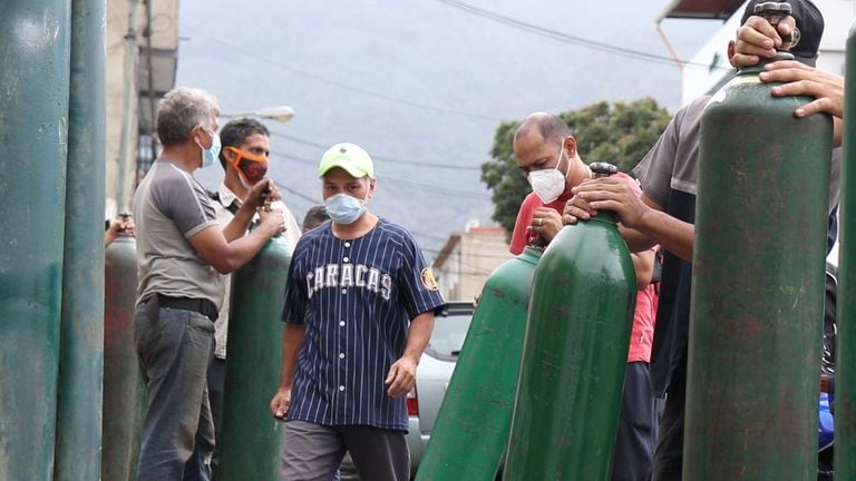 La espera para cargar tubos de oxígeno en Caracas se suma a la larga lista de filas que los venezolanos deben hacer