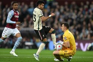 Liverpool sigue dando pelea por el título: cómo fue la actuación de Dibu Martínez en Aston Villa