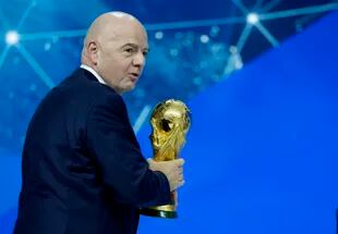 El presidente de la FIFA Gianni Infantino, y el trofeo de la Copa del Mundo 