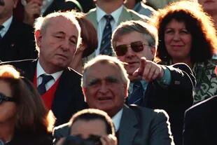 Carlos Tozzi (izquierda) con el presidente del International Board, Vernon Pugh (con anteojos), en el partido celebratorio del centenario de la Unión Argentina de Rugby.
