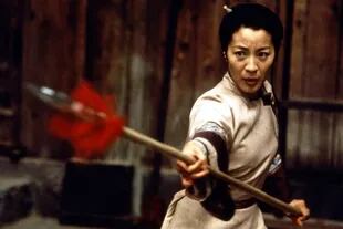 Michelle Yeoh, reina de las artes marciales, en una escena de la película