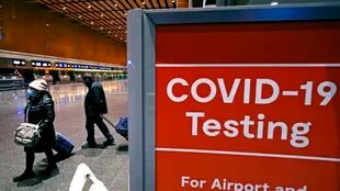Un lugar de tests de coronavirus en el Aeropuerto Logan de Boston el 21 de diciembre del 2021. (Foto AP/Charles Krupa)