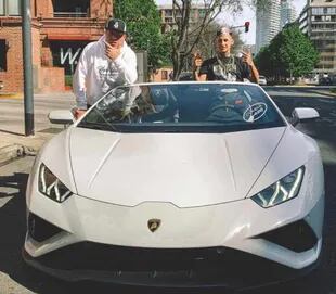 Con su representante, L-Gante posó con un lujoso Lamborghini