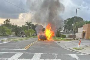 Alarma en Florida por vehículos eléctricos que se incendian en medio de las inundaciones