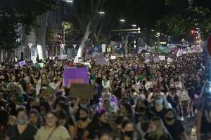 Volvió “la marea”: unas 40.000 mujeres marcharon por el 8M