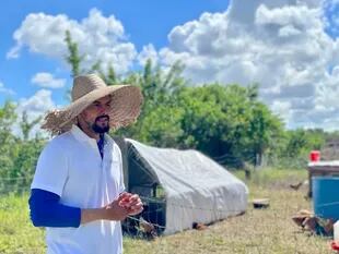 Guillermo Guerra comenzó a criar pollos en Miami para su propio beneficio. Ahora tiene una granja y vende las aves directo al consumidor. Son criadas en pasto, al aire libre