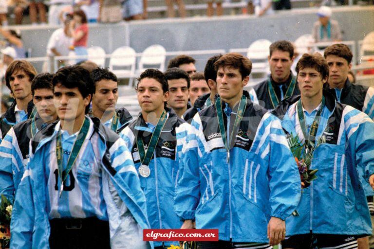 Los jugadores se van con la medalla plateada en Atlanta 1996: Gallardo, entre Ortega, Zanetti y Almeyda