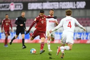 Con tres goles de Lewandowski, el  Bayern se impuso ante Colonia por 4-0 y bate récords