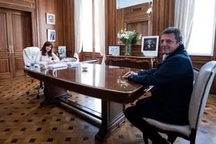 La presidenta del Senado Cristina Fernández de Kirchner recibió al presidente de la Cámara de Diputados Sergio Massa, quien asumirá el miércoles como ministro de Economía, Producción y Agricultura de la Nación