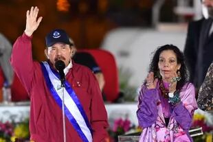 Daniel Ortega y su mujer y vice, Rosario Murillo, durante la asunción del nuevo mandato, en enero pasado