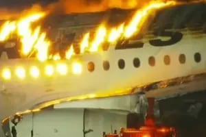 Un avión quedó envuelto en llamas en el aeropuerto de Tokio: hay cinco muertos