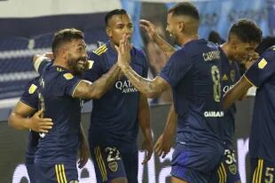 Carlos Tévez festeja su gol durante el partido que disputan Boca Juniors y Vélez Sarsfield