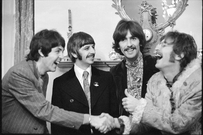 Los Beatles, durante el lanzamiento del Sgt. Peppers, en 1967, en la casa de su mánager, Brian Epstein; allí fue el flechazo con Paul
