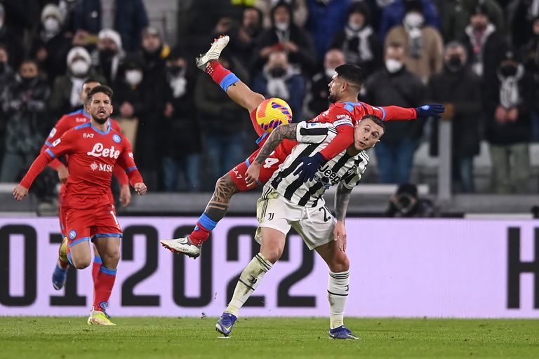 Federico Bernardeschi de la Juventus (derecha) y Lorenzo Insigne del Napoli van por el balón durante el partido de la Serie A italiana en Turín, Italia, el jueves 6 de enero de 2022. (Fabio Ferrari/LaPresse vía AP)