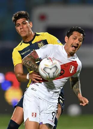 Piero Hincapie marca a Gianluca Lapadula: el peruano que juega en Italia marcó el gol del descuento y dio la asistencia para el empate que anotó Carrillo