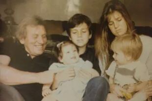 Inés Zorreguieta de bebé, junto a sus hermanos y su padre