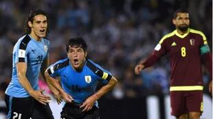 Grito de gol uruguayo: festejan Lodeiro y Cavani; detrás, se lamenta Tomás Rincón
