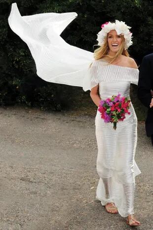 En abril de 2010, Luisa de Álzaga se casó con Arturo Grimaldi, en una ceremonia celebrada en Punta del Este. La novia vistió un vestido de escote irregular en mousseline satin con hilos de oro, con cola del mismo género.
