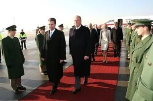 El rey Juan Carlos I en una visita oficial a Alemania; detrás, miembro de su comitiva, Corina Larsen