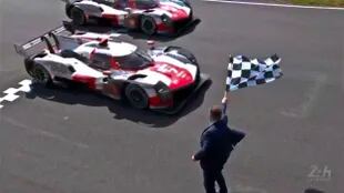Los vehículos de Toyota cruzan juntos la meta en el triunfo de José María López en Le Mans