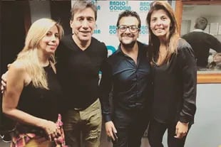 Fabián Gianola y Viviana Aguirre junto a sus compañeros de Radio Colonia