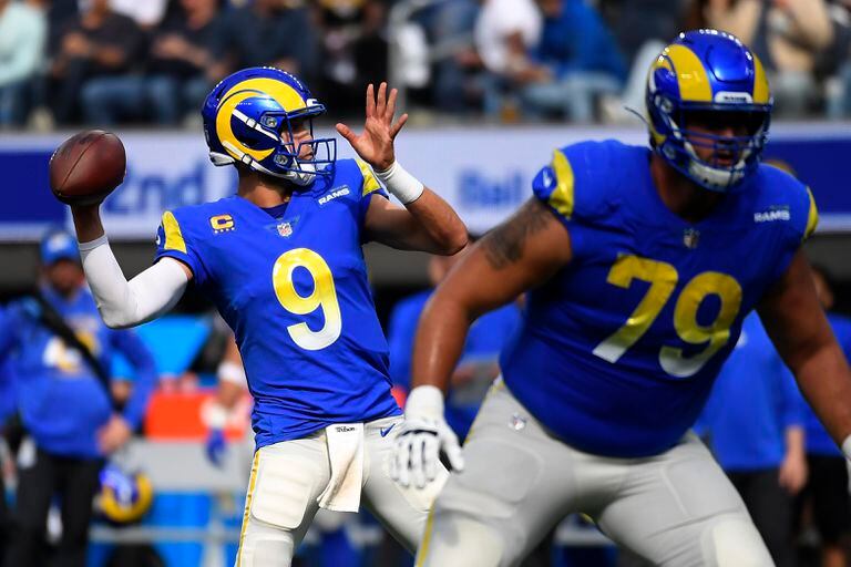 El quarterback Matthew Stafford (9) lanza un pase por los Rams de Los Ángeles en juego de NFL frente a los Lions de Detroit, el domingo 24 de octubre de 2021, en Inglewood, California. (AP Foto/Kevork Djansezian)