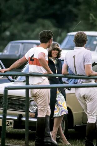 Año 1975, Carlos y Camilla conversan durante un partido de polo. Aunque en teoría en ese momento no mantenían una relación amorosa, se miran con verdadera pasión.