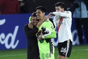 Marcelo Gallardo, Enzo Pérez y un abrazo con sonrisas luego del final feliz; River ganó un partido con mucha carga emocional.