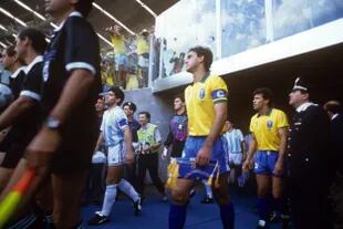 Octavos de final de Italia 90, Argentina-Brasil en Turín; adelante, los capitanes, Maradona y Branco, y el segundo en el Scratch... Careca