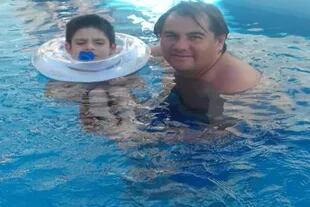 "Gonzalito" y su papá en hidroterapia, una de sus terapias
