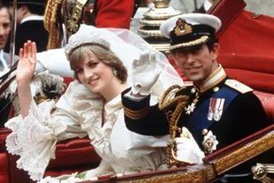 La princesa y el príncipe de Gales saludan desde su carruaje el día de su boda en Londres, en esta foto de archivo del 29 de julio de 1981. El príncipe Carlos anunció el jueves 10 de febrero de 2005 que se casaría  con su amante Camilla Parker Bowles, poniendo un sello oficial a un largo romance al que la princesa Diana culpó por la ruptura de su tempestuoso matrimonio con el heredero al trono.