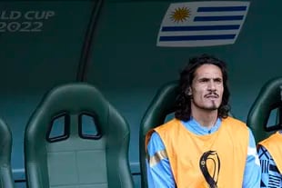 El uruguayo Edinson Cavani en el banco de suplentes durante el partido entre Uruguay y Corea del Sur