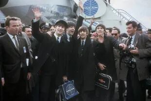 Los Beatles llegan a Nueva York para su primera aparición en Estados Unidos. De izquierda a derecha: John Lennon, Paul McCartney, Ringo Starr y George Harrison.