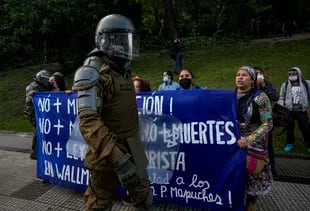 Protestas en respaldo a los mapuches en Santiago de Chile. (AP Photo/Esteban Felix)