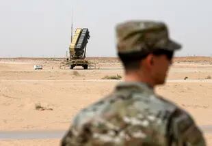 ARCHIVO - Un integrante de la Fuerza Aérea de Estados Unidos se mantiene de pie cerca de un misil Patriot en la base aérea Prince Sultan en al-Kharj, Arabia Saudí, el 20 de febrero de 2020. (Andrew Caballero-Reynolds/Pool vía AP, archivo)