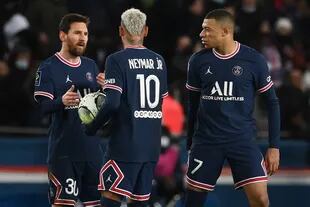 Mbappe celebra un gol junto a Messi y Neymar: solo el francés fue nominado al Balón de Oro