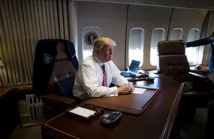 Trump, ayer, en su oficina en el avión presidencial, antes de llegar a Filadelfia